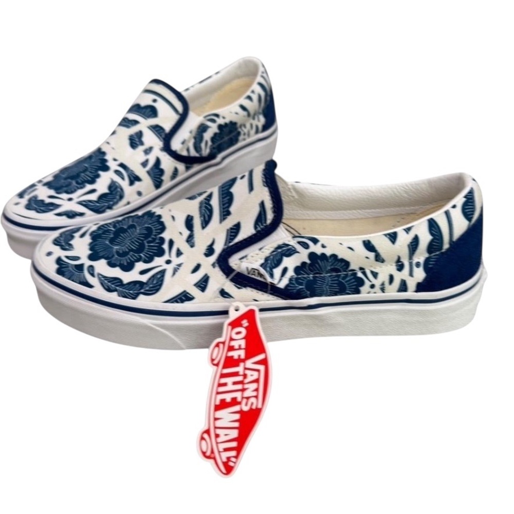 NWT Vans Women's Floral Slip-On Shoes - Blue and White Floral Size 8.5 - Picture 2 of 4